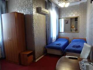 Гостиница Лотос Иркутск Трехместный номер с собственной ванной комнатой-3