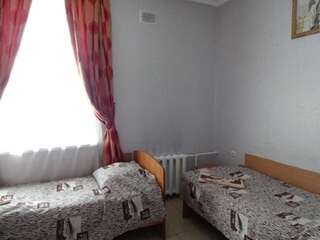 Гостиница Лотос Иркутск Двухместный номер с 2 отдельными кроватями и общей ванной комнатой-5