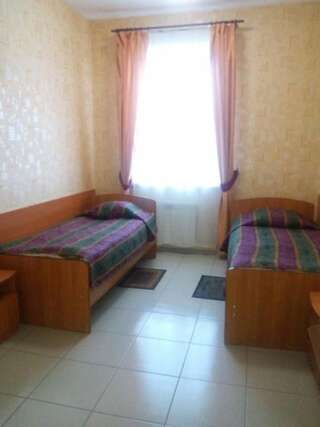 Гостиница Лотос Иркутск Двухместный номер с 2 отдельными кроватями и общей ванной комнатой-11